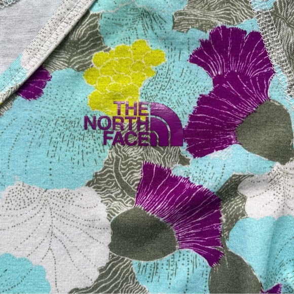 Lot of 2 The North Face Women’s Colorful Print Tee Shirts - M - VGUC - Stretch - Picture 11 of 13